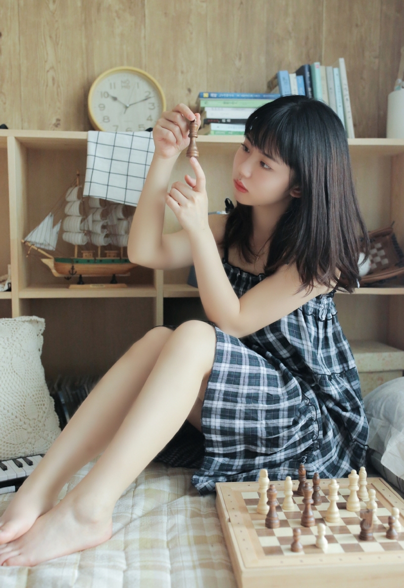 圆脸萌妹子吊带格子裙私房写真