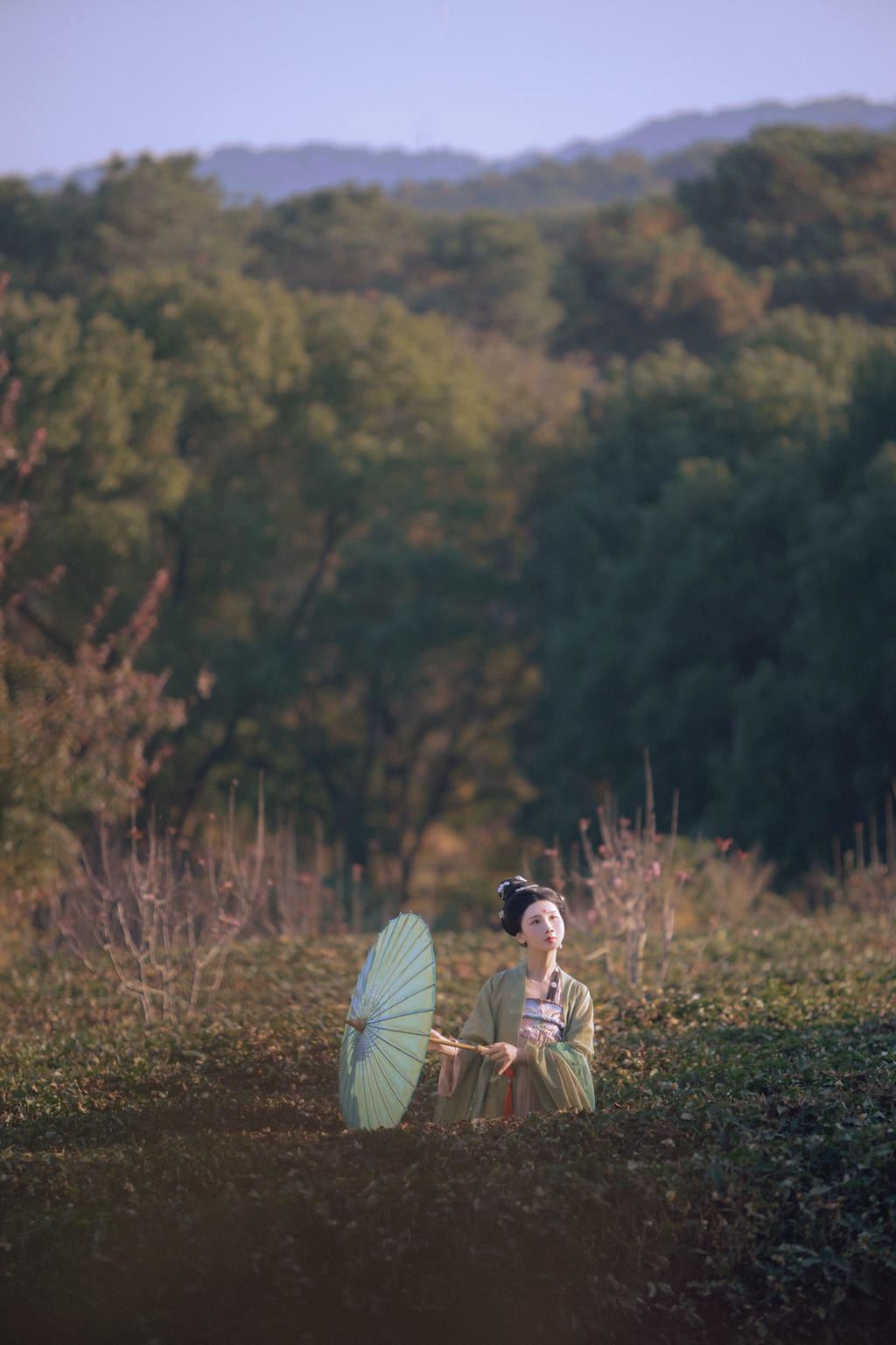 撑着油纸伞的汉服美女古风摄影