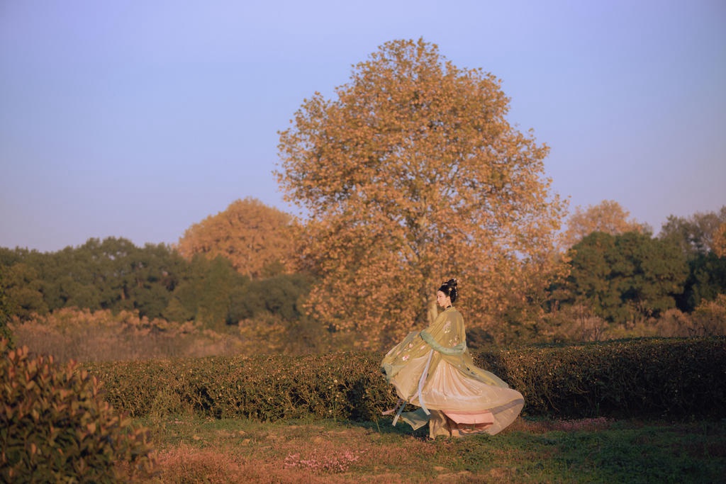 撑着油纸伞的汉服美女古风摄影