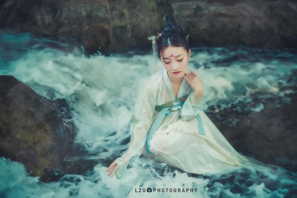 汉服美女人比花娇美若天仙图片