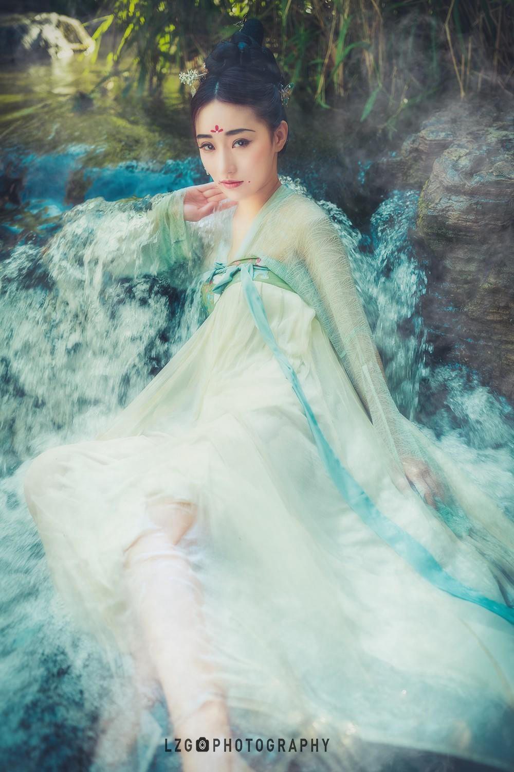 汉服美女人比花娇美若天仙图片