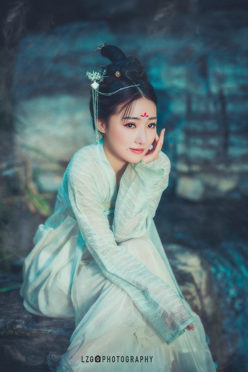 汉服美女人比花娇美若天仙图片