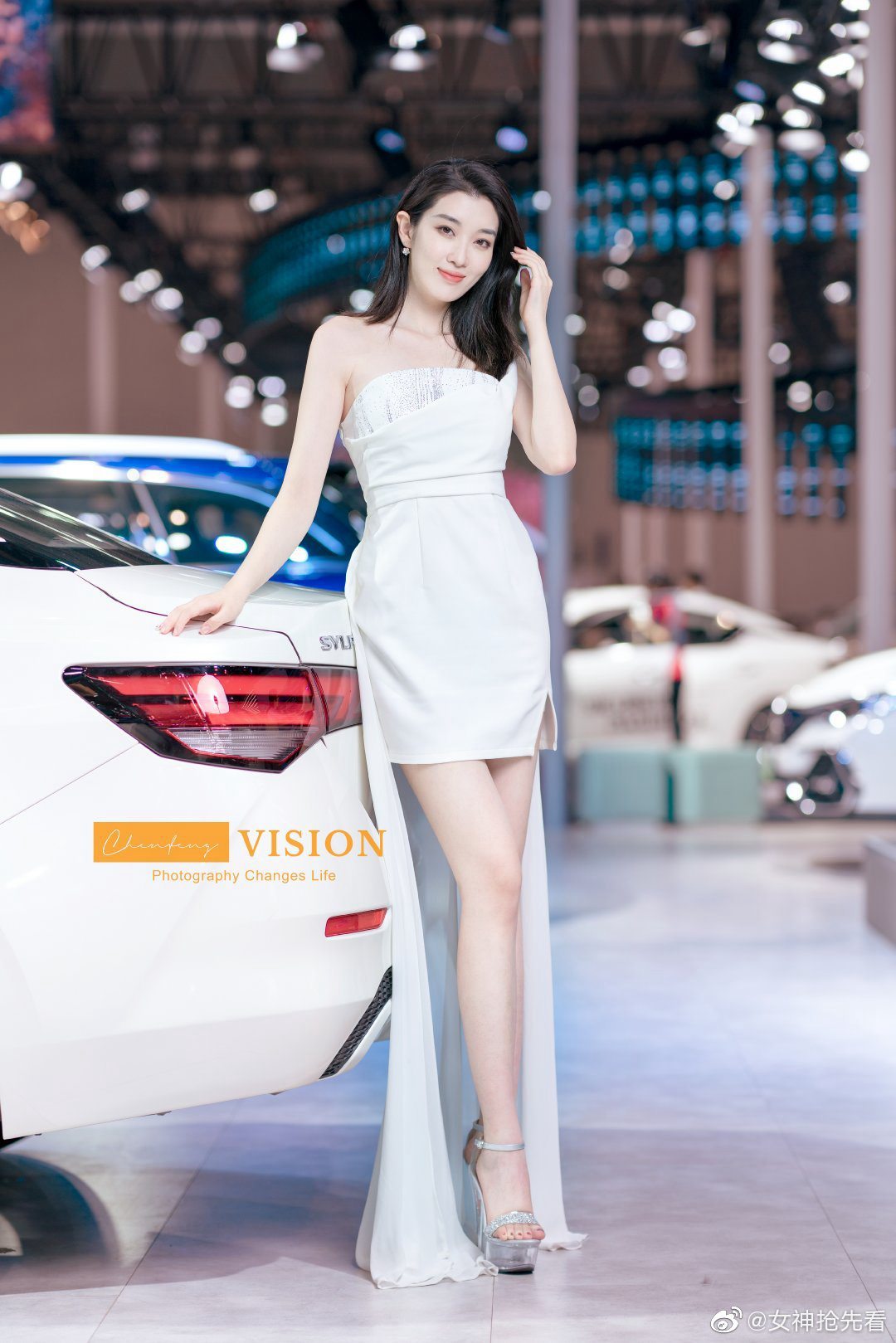 超短裤美女车模性感大长腿套图