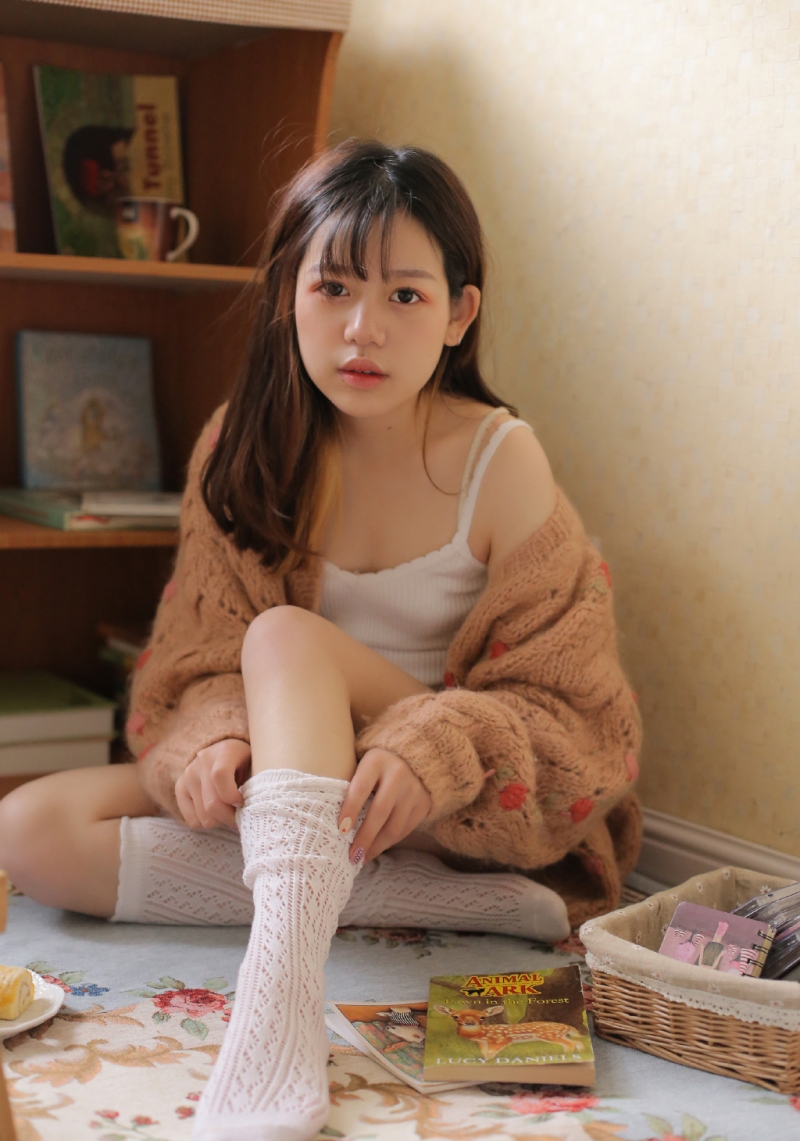 长发美女白丝美腿欣长水润图片