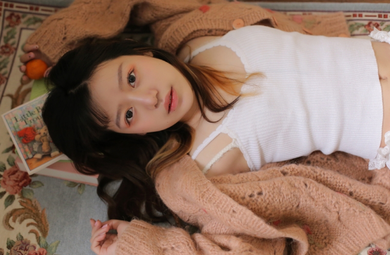 长发美女白丝美腿欣长水润图片