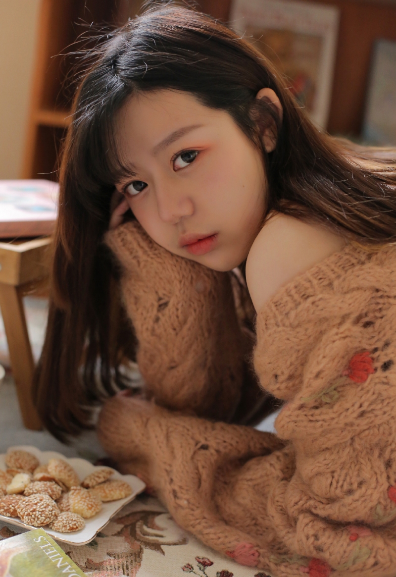 长发美女白丝美腿欣长水润图片