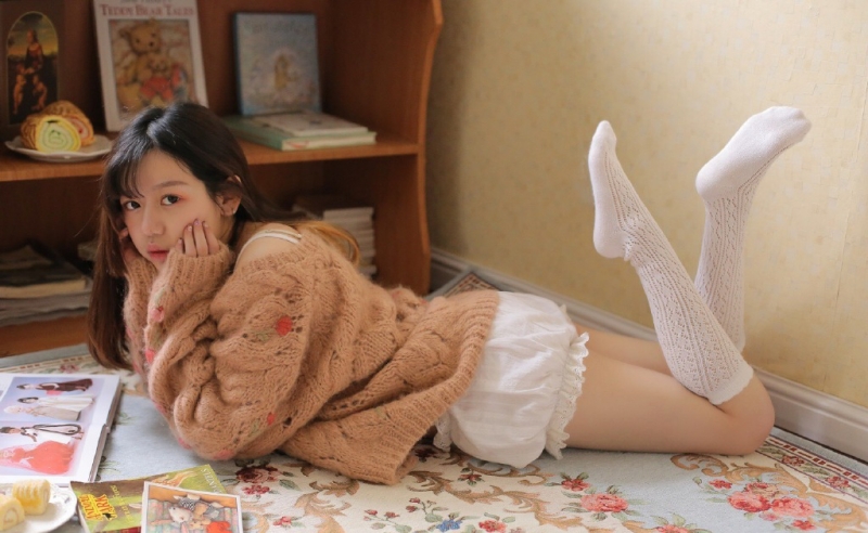 长发美女白丝美腿欣长水润图片