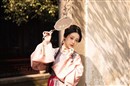 小溪边的古装美女饮茶赏景图片